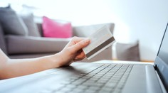 Podvodníci útočia najmä pred Vianocami. Odborník radí, ako spoznať falošné e-shopy