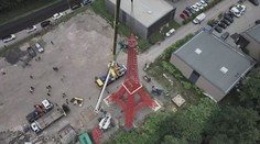 Po dlhočiznej výrobe dôchodca uskutočnil svoj sen. Na dvore postavil presnú repliku Eiffelovej veže