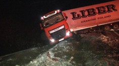 Slovensko-poľskú hranicu zablokovali šmýkajúce sa kamióny