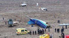 FOTO+VIDEO: V Kazachstane sa zrútilo lietadlo so 67 ľuďmi na palube. Vyše polovica zahynula