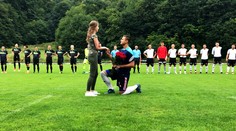 VIDEO: Futbalista takto požiadal pred zápasom svoju priateľku o ruku