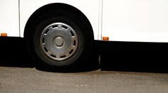 Autobusu vybuchla pneumatika, zomrelo vyše 30 ľudí