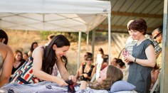 Smrteľne chorá žena usporiadala rozlúčkovú párty pre priateľov. Nakoniec sa zabila