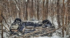 FOTO: Desivé zábery z východu Slovenska. Auto s tehotnou ženou a dieťaťom skončilo na streche