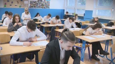 Písomky zo slovenčiny majú za sebou, čakajú ich ďalšie predmety. Mnohí študenti hovoria, že maturity treba zmeniť