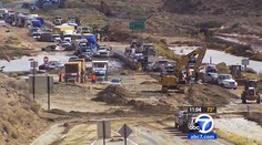 Na kalifornskej diaľnici uviazli desiatky áut pre bahno