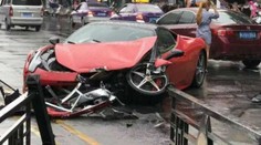 Žena zdemolovala Ferrari pár minút od jeho zapožičania