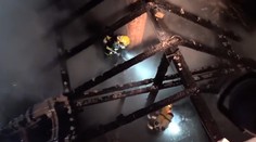 Autentické zábery zo zásahu hasičov pri požiari bytovky: Z budovy zachránili desať ľudí