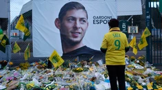 Nájdené telo z vraku lietadla už vytiahli. Stále sa nevie, či ide o futbalistu Salu