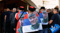 Vojnového zločinca odsúdeného za genocídu oslavujú ako národného hrdinu. Na pohreb sa chystajú tisíce ľudí