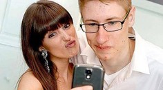 Tínedžer vyhral stávku na Facebooku. Na ples pôjde so sexy playmate