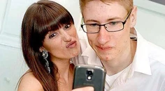 Tínedžer vyhral stávku na Facebooku. Na ples pôjde so sexy playmate