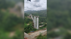 VIDEO: V Indii sa zrútil rozostavaný most s desiatkami robotníkov, najmenej 17 z nich zahynulo