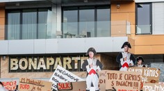 Spoločnosť, ktorá financovala Bonaparte, prešla zvláštnymi zmenami