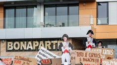 Spoločnosť, ktorá financovala Bonaparte, prešla zvláštnymi zmenami