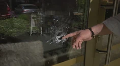 Polícia tvrdí, že v Petržalke použila varovné výstrely. Svedkovia a videá hovoria o niečo inom