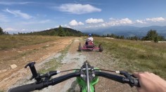 Preteky z Kubínskej hole: Testovali sme, či je rýchlejšia horská kolobežka alebo trojkolka