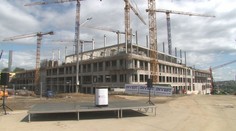 Stavba nemocnice v Prešove ide podľa plánu, tvrdí premiér. Už odstránili 38 chybných stĺpov a zvyšné opravili
