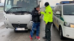 Vodič autobusu viezol cestujúcich po zasneženej a mrznúcej ceste. Pri kontrole nafúkal