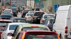 Za Prístavným mostom smerom na Senec sa zrazilo viacero áut, vodiči si počkajú v kolóne