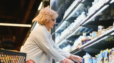 Seniori robia v strave veľkú chybu. Odborníci upozorňujú na potravinu, ktorá chýba väčšine z nich