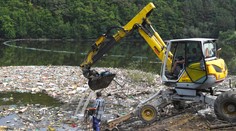 FOTO: Ružín opäť plný odpadkov. Priplavilo ich sem z nelegálnych skládok