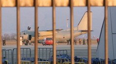 VIDEO: Vojenský špeciál priviezol na Slovensko prvých 200-tisíc dávok vakcíny Sputnik V