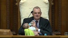 Rozkošné video búra predsudky: Predseda parlamentu na zasadnutí kŕmi bábätko