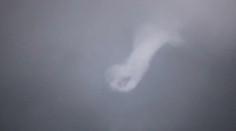 Z mraku sa vynorila Božia ruka