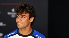 Mladík boduje v F1, no vodičský preukaz stále nemá. Komplikácie s cestovaním mu pomáha riešiť mama