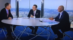 Zaskočený český moderátor. Živé vysielanie prerušil alarm