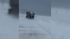 FOTO: Ťažko rozoznať cestu od poľa: Počasie naďalej komplikuje dopravu pod Tatrami