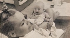 Hrdá mama. Pink nerobí problém dojčiť na verejnosti