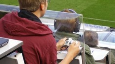 Najrealistickejšia FIFA na svete? Chlapík prišiel na futbal s ovládačom