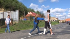 Narkoman nožom zaútočil na dôchodcu, ten ho postrelil do nohy. Hrozí mu amputácia