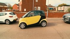 Brit si urobil vodičák na 33. pokus. Teší sa on i jeho manžel