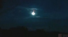 Nebeské divadlo v Japonsku. Oblohu v noci rozžiaril modrobiely ohňový meteorit