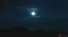 Nebeské divadlo v Japonsku. Oblohu v noci rozžiaril modrobiely ohňový meteorit