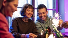 Cibuľa pri dverách alebo skákanie zo stoličky. Sedem špecifických novoročných tradícií naprieč svetom