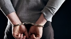 Zo súdu v Česku ušiel muž v putách. Vyskočil z okna