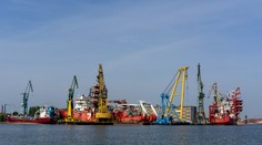 Pri rafinérii vraj hľadali jantár. Poľská polícia čelí kritike za prepustenie "tajomných potápačov"