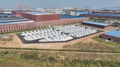 Navštívili sme baterkáreň v čínskom meste Hefei. Rovnaký závod vyrastie na juhu Slovenska