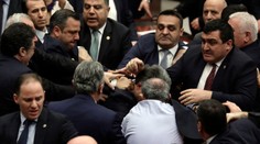 V tureckom parlamente sa strhla poriadna mela. Zapojili sa do nej aj poslankyne