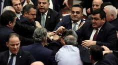V tureckom parlamente sa strhla poriadna mela. Zapojili sa do nej aj poslankyne