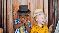 Narodili sa jej dvojičky, každé s inou farbu pleti. Myslela si, že jej deti v nemocnici vymenili