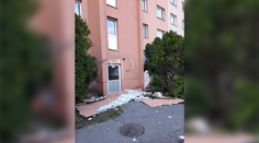 FOTO: Nebezpečný vietor vyčíňal aj v Trnave. Na sídlisku strhol z bytovky kusy zateplenia