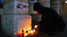 Verejnosť, kolegovia aj tí, čo im nie je ľahostajné, čo sa tu deje. Prišli zapáliť sviečky Jánovi Kuciakovi