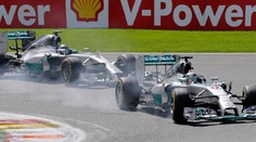 VIDEO: V Mercedese to vrie, Hamilton tvrdí, že Rosberg doňho vrazil úmyselne
