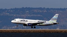 Nebezpečná hádka na palube lietadla. Cestujúci pri vzlete otvoril dvere