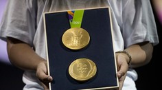 Toto je zlatá olympijská medaila. Privezie ju niekto aj na Slovensko?